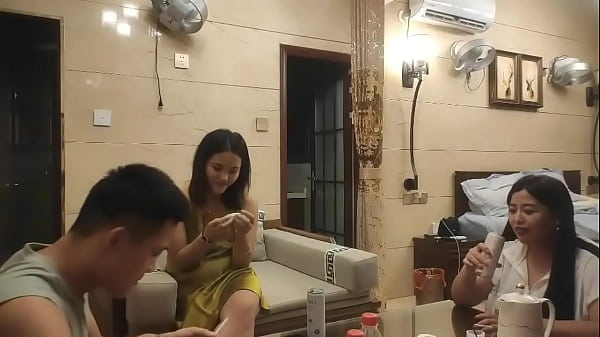 Hai chị gái dâm đãng và thanh niên lực lưỡng