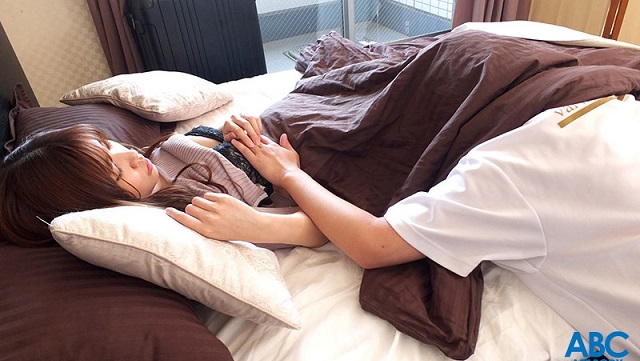 Gái xinh bị cưỡng hiếp lúc đang ngủ