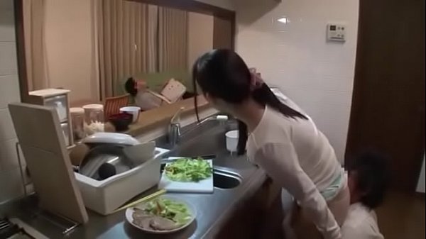 Đụ lén chị dâu trong lúc nấu bữa tối