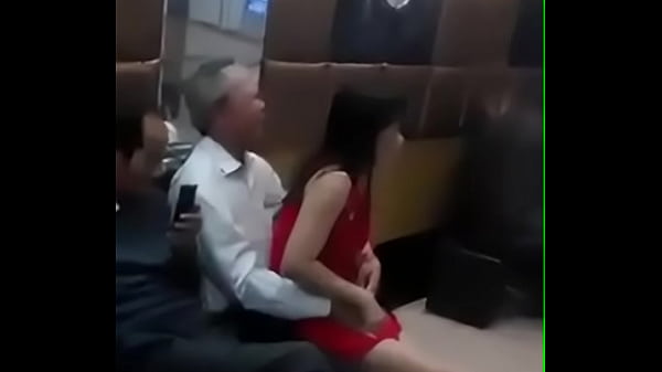 Hát karaoke tay vịn với hội cựu chiến binh