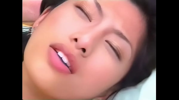 Gái dễ thương chơi 2 con cu
