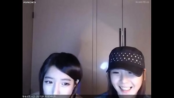 Hai cô nàng xinh đẹp khoe thân chung