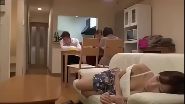 Cô em gái giả vờ ngủ dể anh trai làm thịt