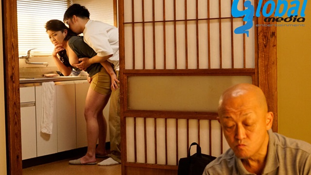 Con trai cùng mẹ kế loạn luân sau lưng cha