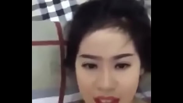 Gái xinh quay clip cho trai bú ngực