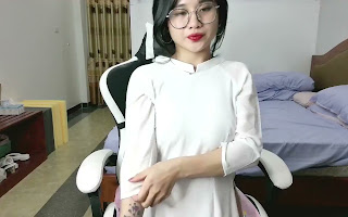 Cô nữ sinh áo dài show vú hồng vcl